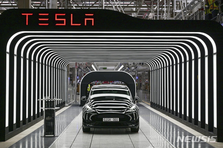[베를린=AP/뉴시스] 미국 전기차 기업 테슬라가 중국에서 데이터 안전 요건 검사를 1차 통과했다. 사진은 2022년 3월22일(현지시각) 독일 베를린 인근 그륀하이데의 테슬라 공장에서 모델 Y 전기차가 컨베이어 벨트 위에 서 있는 모습. 2024.04.29.