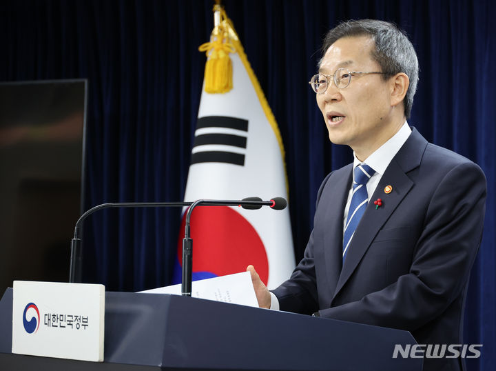 [서울=뉴시스] 김명원 기자 = 이종호 과학기술정보통신부 장관이 지난 12일 오전 서울 종로구 정부서울청사에서 "국민과 함께 하는 민생토론회(반도체)" 관련 사전브리핑을 하고 있다. 2024.01.15. kmx1105@newsis.com