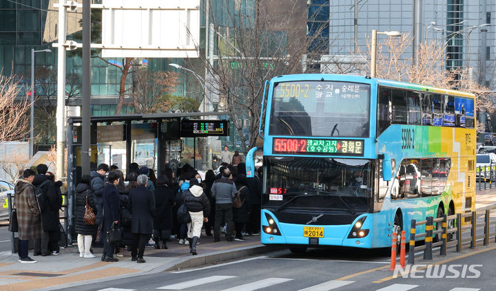 [서울=뉴시스] 최진석 기자 = 12일 서울 중구 '남대문세무서, 서울백병원' 정류소(중앙버스전용차로)에서 승객들이 버스를 기다리고 있다. 해당 정류소는 교통섬 형태로 버스 승·하차 가능 면적이 160㎡에 불과하지만 광역버스 노선이 28개에 달해 사람들로 붐빈다. 이에 시는 지난 11일부터 퇴근시간(오후 5~9시)에 안전사고 예방 및 승차질서 관리, 차도 승차 방지를 위해 계도요원 2명을 투입했다. 서울시는 인파 밀집으로 안전사고가 우려되는 서울백병원 광역버스 정류소의 혼잡 완화를 위해 건너편에 가칭 '명동성당' 정류소를 신설할 계획이다. 2023.01.12. myjs@newsis.com