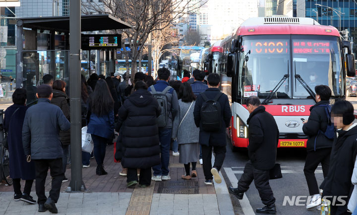 [서울=뉴시스] 최진석 기자 = 12일 서울 중구 '남대문세무서, 서울백병원' 정류소(중앙버스전용차로)에서 승객들이 버스를 기다리고 있다. 해당 정류소는 교통섬 형태로 버스 승·하차 가능 면적이 160㎡에 불과하지만 광역버스 노선이 28개에 달해 사람들로 붐빈다. 이에 시는 지난 11일부터 퇴근시간(오후 5~9시)에 안전사고 예방 및 승차질서 관리, 차도 승차 방지를 위해 계도요원 2명을 투입했다. 서울시는 인파 밀집으로 안전사고가 우려되는 서울백병원 광역버스 정류소의 혼잡 완화를 위해 건너편에 가칭 '명동성당' 정류소를 신설할 계획이다. 2023.01.12. myjs@newsis.com