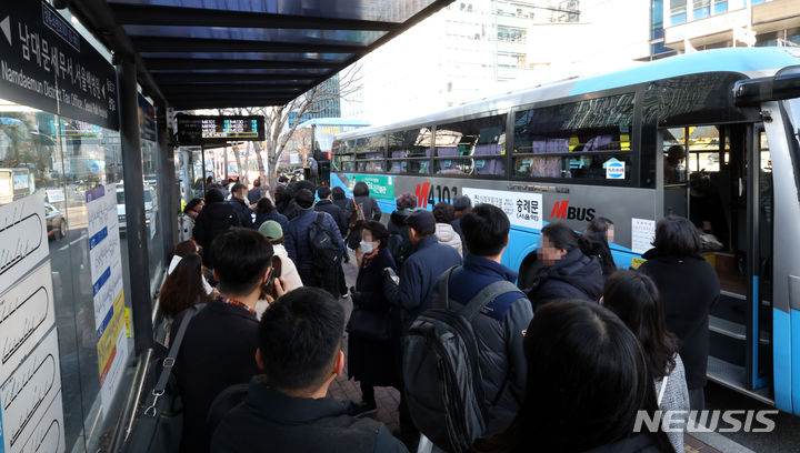 [서울=뉴시스] 최진석 기자 = 지난 1월12일 서울 중구 '남대문세무서, 서울백병원' 정류소(중앙버스전용차로)에서 승객들이 버스를 기다리고 있다. myjs@newsis.com