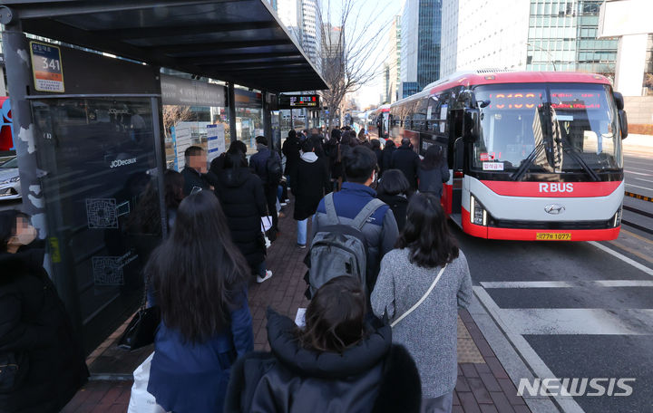 [서울=뉴시스] 최진석 기자 = 12일 서울 중구 '남대문세무서, 서울백병원' 정류소(중앙버스전용차로)에서 승객들이 버스를 기다리고 있다. 해당 정류소는 교통섬 형태로 버스 승·하차 가능 면적이 160㎡에 불과하지만 광역버스 노선이 28개에 달해 사람들로 붐빈다. 이에 시는 지난 11일부터 퇴근시간(오후 5~9시)에 안전사고 예방 및 승차질서 관리, 차도 승차 방지를 위해 계도요원 2명을 투입했다. 서울시는 인파 밀집으로 안전사고가 우려되는 서울백병원 광역버스 정류소의 혼잡 완화를 위해 건너편에 가칭 '명동성당' 정류소를 신설할 계획이다. 2023.01.12. myjs@newsis.com