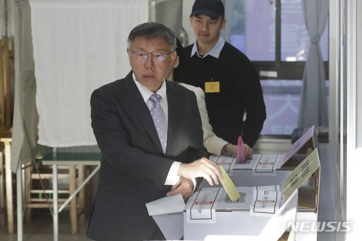 [타이베이=AP/뉴시스] 커원저 전 민중당 주석이 지난 1월13일 타이베이의 한 투표소에서 투표하는 모습. 커 전 주석은 31일 새벽 부동산 개발 부패 사건 관련 검찰 조사를 받던 중 체포됐다. 2024.08.31.