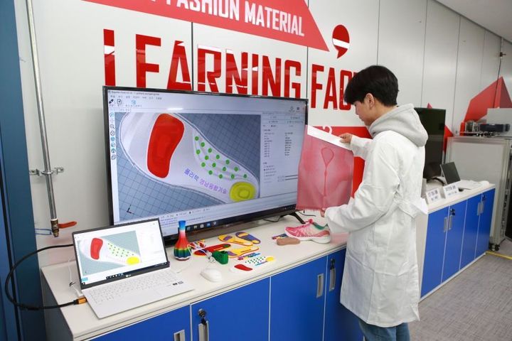 [서울=뉴시스] 한국폴리텍대학 영남융합기술캠퍼스 스마트패션소재과 학생이 3D프린터를 활용해 자카드 제품 디자인 실습을 하고 있다. 2024.01.14. (사진=한국폴리텍대학 제공) *재판매 및 DB 금지