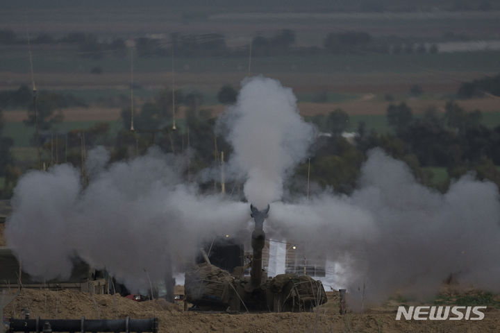 [가자지구=AP/뉴시스] 지난 14일 남부 가자지구 인근에서 이스라엘군이 가자지구를 향해 자주포를 발사하고 있다. 2024.01.15. 