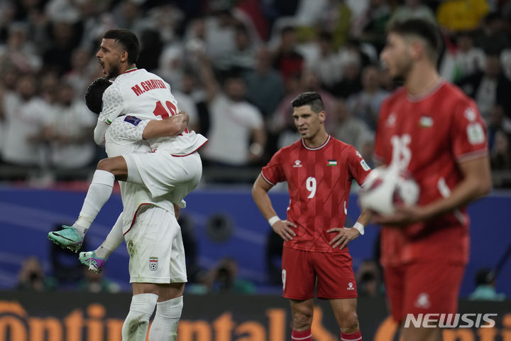 [알 라이얀=AP/뉴시스] 14일(현지시간) 팔레스타인과의 '2023 아시아축구연맹(AFC) 아시안컵' 조별리그에서 득점 후 기뻐하는 이란의 메디 가예디. 2024.01.14.