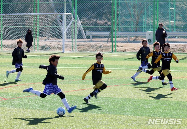 [장흥=뉴시스]지난 12일부터 오는 21일까지 전국 30개팀 756명의 유소년 축구 선수들이 겨울철 전지훈련으로 장흥을 찾았다.