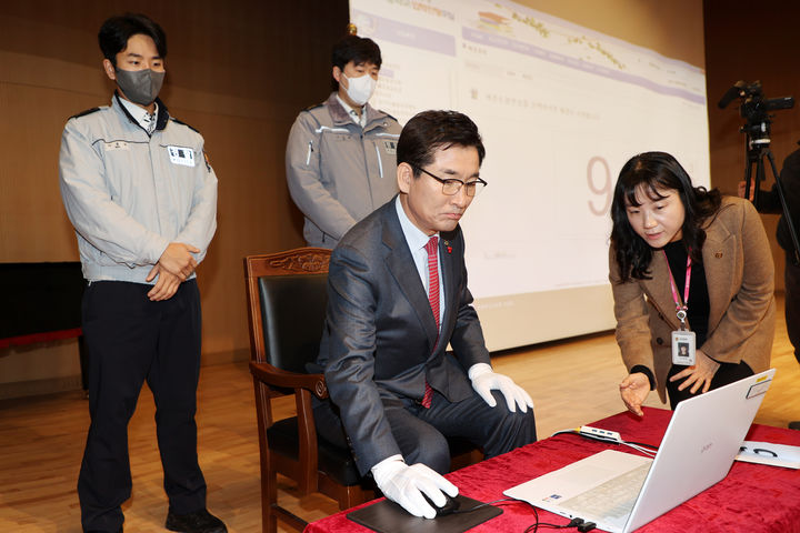 윤건영 충북교육감이 16일 교육연구정보원에서 고등학교 학교 배정 전산 추첨을 하고 있다.2024.01.16.kipoi@newsis.com *재판매 및 DB 금지