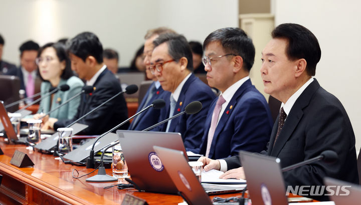 [서울=뉴시스] 전신 기자 = 윤석열 대통령이 16일 서울 용산 대통령실 청사에서 열린 국무회의에서 발언하고 있다. 2024.01.16. photo1006@newsis.com