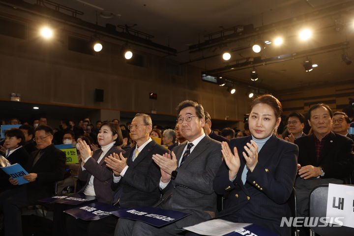 [서울=뉴시스] 정병혁 기자 = 더불어민주당을 탈당하고 신당 창당을 추진중인 이낙연 전 대표가 16일 서울 동작구 서울여성플라자에서 열린 새로운미래 창당 발기인대회에서 박수를치고 있다. 2024.01.16. jhope@newsis.com