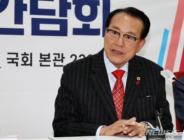 [서울=뉴시스] 이영환 기자 = 4·10 총선 당시 대한노인회 구성원에게 특정 정당을 뽑아달라고 요구한 혐의를 받는 김호일 대한노인회장이 재판에 넘겨졌다. 사진은 김 회장이 지난 1월17일 오전 서울 여의도 국회에서 열린 1천만 노인 시대, 어르신 정책 간담회에서 발언을 하고 있는 모습. 2024.01.17. 20hwan@newsis.com