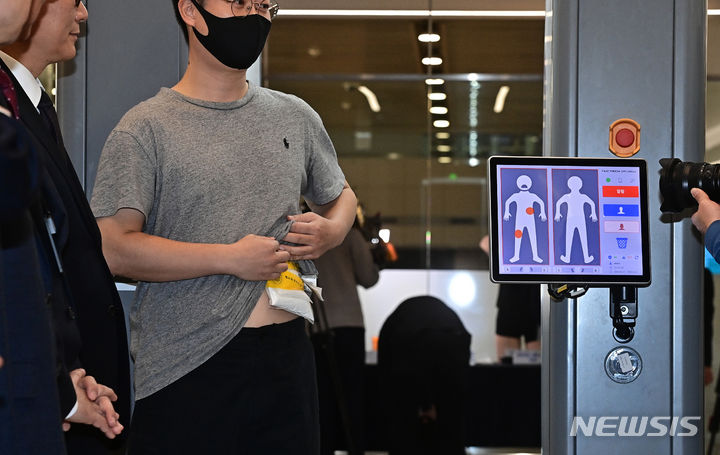 [인천공항=뉴시스] 최동준 기자 = 관세청이 인천국제공항 제1여객터미널 입국장에서 신체에 은닉한 마약 등을 검색하는 밀리미터파 신변검색기 마약밀수 단속 현장점검 시연을 선보이고 있다.(공동취재) 2024.01.17. photo@newsis.com