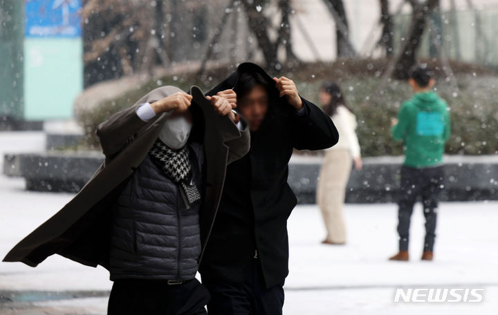 [서울=뉴시스] 홍효식 기자 = 눈이 내린 17일 서울 강남구 삼성동 일대에서 시민들이 발걸음을 재촉하고 있다. 2024.01.17. yesphoto@newsis.com