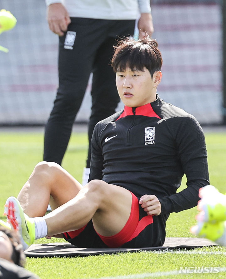 [도하(카타르)=뉴시스] 김근수 기자 = AFC 2023 카타르 아시안컵에 출전 중인 대한민국 축구대표팀 이강인이 17일(현지시각) 카타르 도하 알 에글라 트레이닝센터에서 훈련을 하고 있다. 위르겐 클린스만 감독이 이끄는 대표팀은 오는 20일 요르단, 25일 말레이시아와 경기를 치른다. 2024.01.17. ks@newsis.com