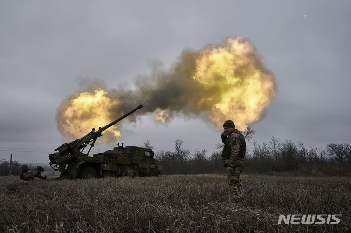 [아우디이우카=AP/뉴시스]우크라이나군이 2022년 12월26일(현지시각) 우크라이나 도네츠크 지역의 아우디이우카 인근에서 프랑스제 세자르 155㎜ 자주포를 발사하고 있다. 2024.01.18.