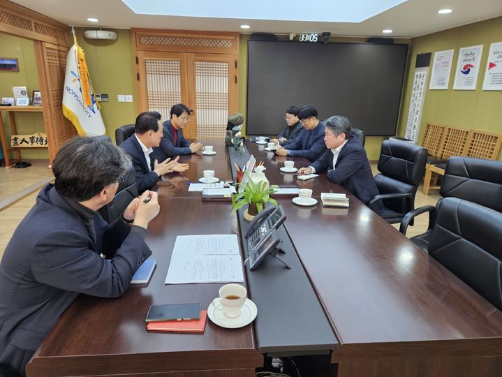 [논산=뉴시스]백성현 논산시장이 지난 16일 김용하 건양대 총장과 정부의 교육발전특구 시범지구 지정에 대해 논의하고 있다. (사진=논산시 제공). 2024. 01. 18 *재판매 및 DB 금지