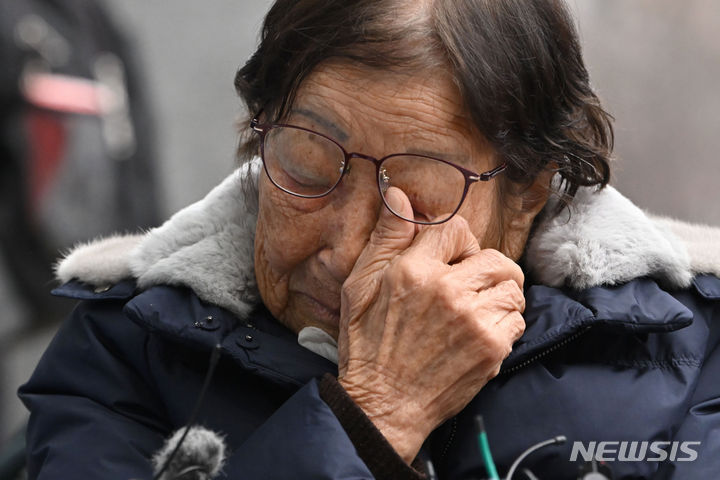 [광주=뉴시스] 이영주 기자 = 일제강제노역 피해자 정신영(94) 할머니가 18일 오전 광주 동구 광주지방법원 별관 앞에서 취재진들을 향해 미쓰비시 중공업을 상대로 제기한 손해배상 승소와 관련한 소감을 이야기하던 중 눈물을 닦고 있다. 2024.01.18. leeyj2578@newsis.com