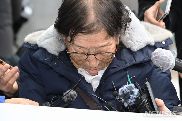 [광주=뉴시스] 이영주 기자 = 일제강제노역 피해자 정신영(94) 할머니가 18일 오전 광주 동구 광주지방법원 별관 앞에서 취재진들을 향해 미쓰비시 중공업을 상대로 제기한 손해배상 승소와 관련한 소감을 이야기하던 중 고개를 숙이고 흐느끼고 있다. 2024.01.18. leeyj2578@newsis.com