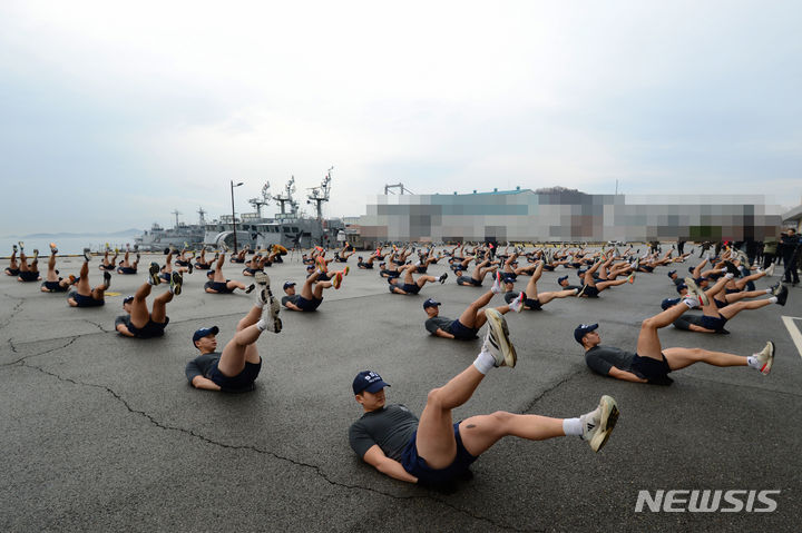 [진해=뉴시스]차용현 기자= 18일 경남 진해군항 일대에서 펼쳐진 해군 심해잠수사 혹한기 훈련에 참가한 해군특수전단 해난구조전대 대원들이 특수체조를 하고 있다. 2024.01.18. con@newsis.com