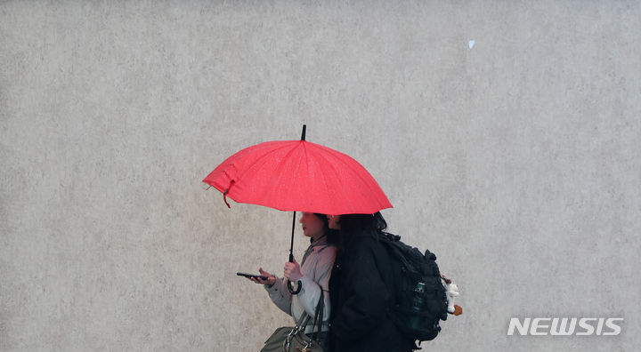 [대구=뉴시스] 이무열 기자 = 비가 내리는 지난달 18일 대구 중구 동성로에서 시민들이 우산을 쓰고 이동하고 있다. 2024.01.18. lmy@newsis.com
