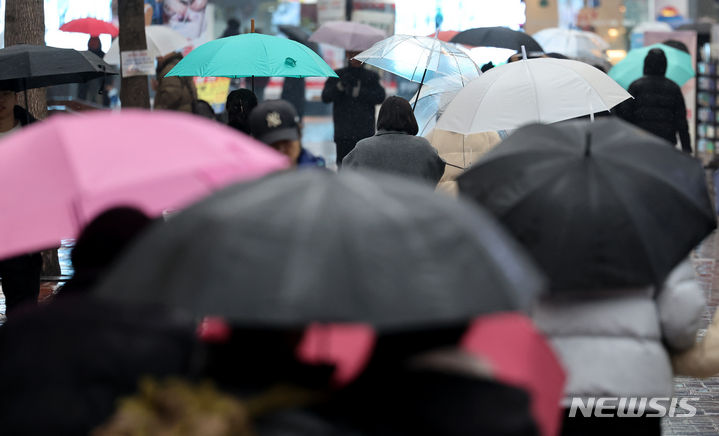 [대구=뉴시스] 이무열 기자 = 비가 내리는 18일 대구 중구 동성로에서 시민들이 우산을 쓰고 이동하고 있다. 2024.01.18. lmy@newsis.com