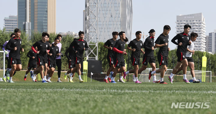 [도하(카타르)=뉴시스] 김근수 기자 = 2023 AFC 카타르 아시안컵에 출전하는 대한민국 축구대표팀 선수들이 18일(현지시각) 카타르 도하 알 에글라 트레이닝 센터에서 훈련을 하고 있다. 2024.01.18. ks@newsis.com