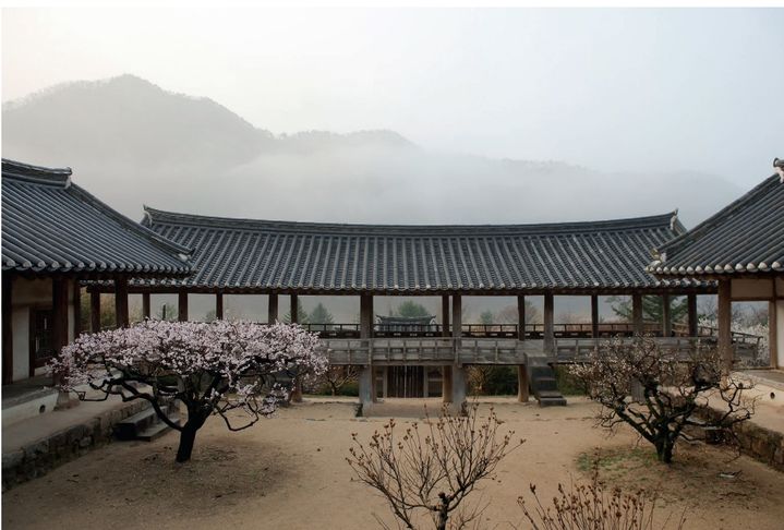 'Byeongsan Seowon' à Andong. Bâtiment scolaire construit il y a 400 ans. Fondé par la croyance que l’éducation est plus urgente que prévenir la guerre et lutter contre la famine. Inscrit aujourd’hui au patrimoine de l’UNESCO le 6 juillet 2019. *재판매 및 DB 금지