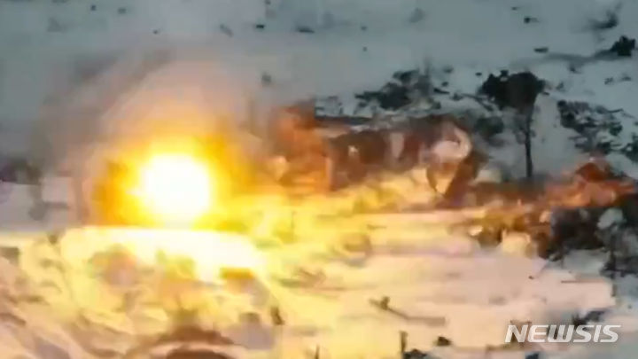 미국이 우크라이나에 지원한 브래들리 장갑차가 활약하는 영상이 또 공개됐다. 영상엔 러시아군 T-90 전차가 브래들리의 공격을 받는 모습이 찍혔다. T-90 전차는 브래들리의 맹공에 폭발을 일으키며 완전히 무력화됐다. 출처 : @DefenceU *재판매 및 DB 금지