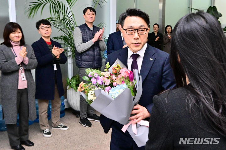 [과천=뉴시스] 고승민 기자 = 김진욱 전 고위공직자범죄수사처(공수처)장이 지난달 19일 정부과천청사 공수처에서 비공개 이임식을 마친 뒤 직원들과 인사를 하는 모습. (공동취재) 2024.01.19. photo@newsis.com