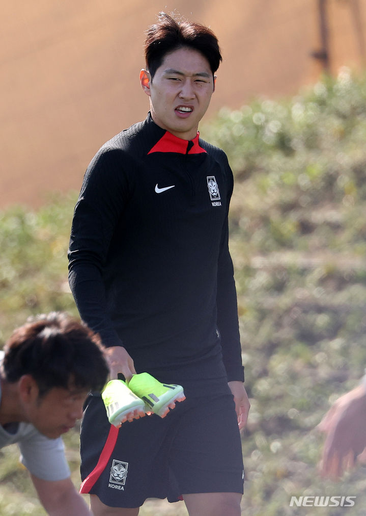 [도하(카타르)=뉴시스] 김근수 기자 = 대한민국 축구대표팀 이강인이 19일(현지시각) 카타르 도하 알 에글라 트레이닝 센터에서 훈련 준비를 하고 있다. 위르겐 클린스만 감독이 이끄는 대표팀은 오는 20일 요르단과 2차전, 25일 말레이시아와 3차전을 치른다. 2024.01.19. ks@newsis.com