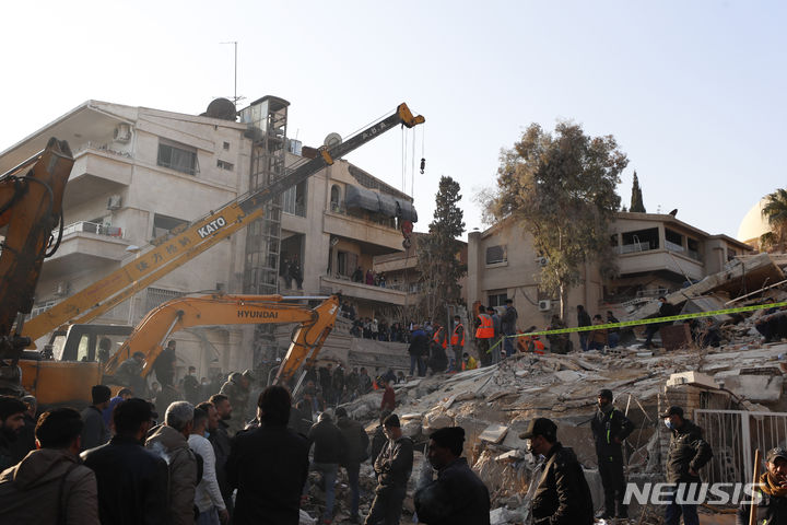 [다마스쿠스=AP/뉴시스]20일(현지시간) 시리아 수도 다마스쿠스에서 이스라엘의 공습으로 피해를 입은 건물에서 구조활동이 진행되고 있다. 2024.01.20.