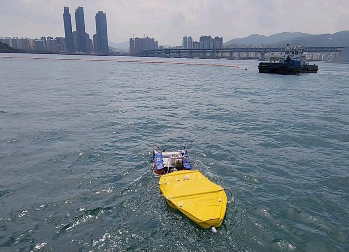 [부산=뉴시스] 부산 앞바다에서 시험 운영 중인 코아이의 해상 오염물 방재 로봇 (사진=코아이 제공) 2024.01.22. photo@newsis.com *재판매 및 DB 금지
