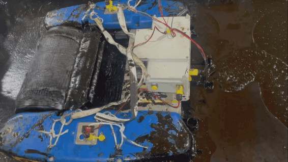 [부산=뉴시스] 원유를 수거하는 실험 중인 코아이의 해상 오염물 방재 로봇 (사진=코아이 제공) 2024.01.22. photo@newsis.com *재판매 및 DB 금지