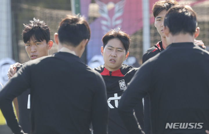 [도하(카타르)=뉴시스] 김근수 기자 = 대한민국 축구대표팀 이강인과 정우영 등이 21일(현지시각) 카타르 도하 알 에글라 트레이닝 센터에서 회복 훈련을 하고 있다. 위르겐 클린스만 감독이 이끄는 대표팀은 오는 25일 말레이시아와 마지막 조별예선 3차전을 치른다. 2024.01.21. ks@newsis.com