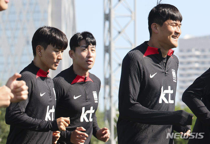 [도하(카타르)=뉴시스] 김근수 기자 = 대한민국 축구대표팀 손흥민, 김민재, 황인범이 21일(현지시각) 카타르 도하 알 에글라 트레이닝 센터에서 회복 훈련을 하고 있다. 위르겐 클린스만 감독이 이끄는 대표팀은 오는 25일 말레이시아와 마지막 조별예선 3차전을 치른다. 2024.01.21. ks@newsis.com