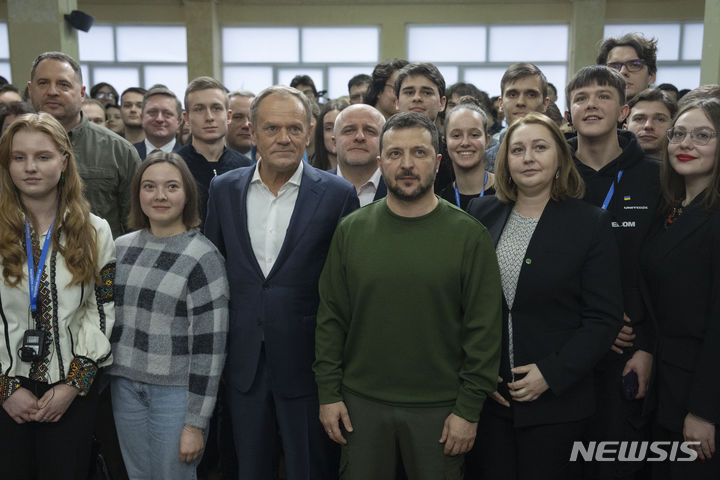 [키이우=AP/뉴시스]볼로디미르 젤렌스키(가운데 오른쪽) 우크라이나 대통령과 도날트 투스크(가운데 왼쪽) 폴란드 총리가 22일(현지시각) 우크라이나 수도 키이우에서 학생과 만남의 시간을 가진 뒤 기념 촬영을 하고 있다. 2024.01.23.