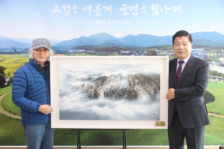 [고성(경남)=뉴시스] 신정철 기자= 묵재 김영화 화백이 22일 고향인 경남 고성군을 방문해 한국화 그림 2점을 지정 기탁했다. 사진은 김영화 화백과 이상근 고성군수 및 관계자들이 참석한 가운데 진행된 기탁식 모습.(사진=고성군 제공).2024.01.22. photo@newsis.com *재판매 및 DB 금지