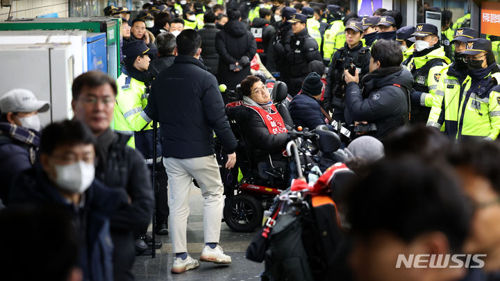 [서울=뉴시스] 김선웅 기자 = 전국장애인차별철폐연대 회원들이 22일 서울 지하철 4호선 혜화역에서 장애인 이동권 보장을 촉구하고 있다. 2024.01.22. mangusta@newsis.com