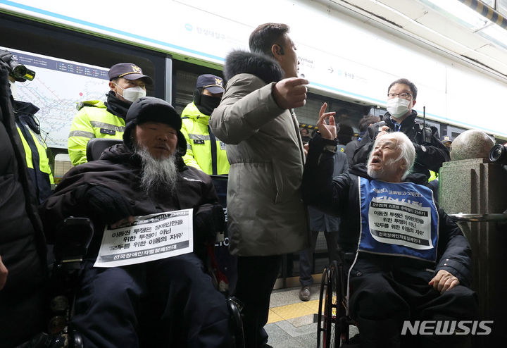 [서울=뉴시스] 김선웅 기자 = 전국장애인차별철폐연대 박경석 대표와 회원들이 22일 서울 지하철 4호선 혜화역에서 장애인 이동권 보장을 촉구하고 있다. 2024.01.22. mangusta@newsis.com