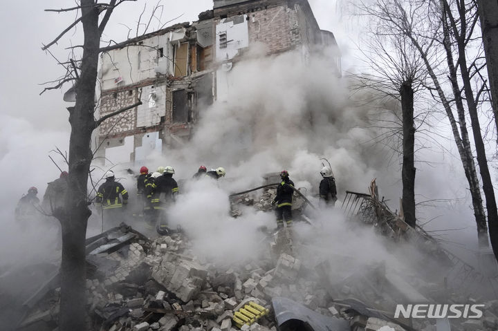 [하르키우=AP/뉴시스] 지난달 23일(현지시각) 우크라이나 동남부 하르키우에서 구조대원들이 러시아 공습으로 파괴된 건물 잔해를 수색하고 있다. 2024.02.22.
