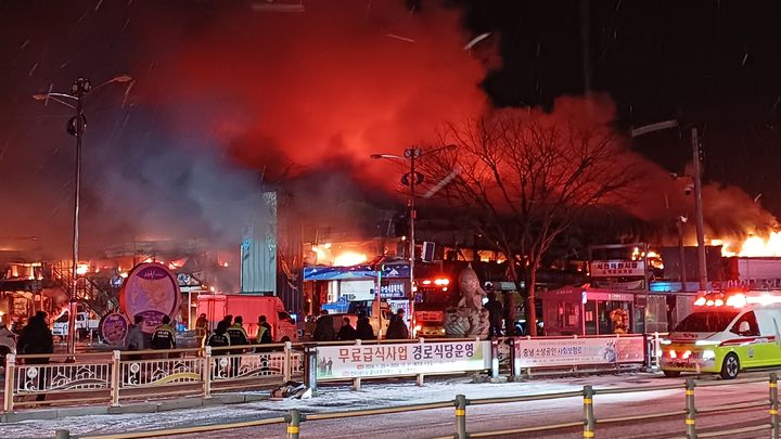 [서천=뉴시스] 충남 서천군 서천특화시장에서 22일 오후 화재가 발생해 불길이 번지고 있다. (사진= 서처눈 제공) photo@newsis.com *재판매 및 DB 금지