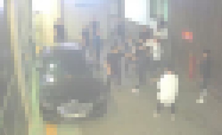 [부산=뉴시스] 2021년 5월 부산의 한 장례식장에서 칠성파와 신20세기파 조직원들이 난투극을 벌이고 있다. (사진=부산경찰청 제공) 2024.01.23. photo@newsis.com *재판매 및 DB 금지
