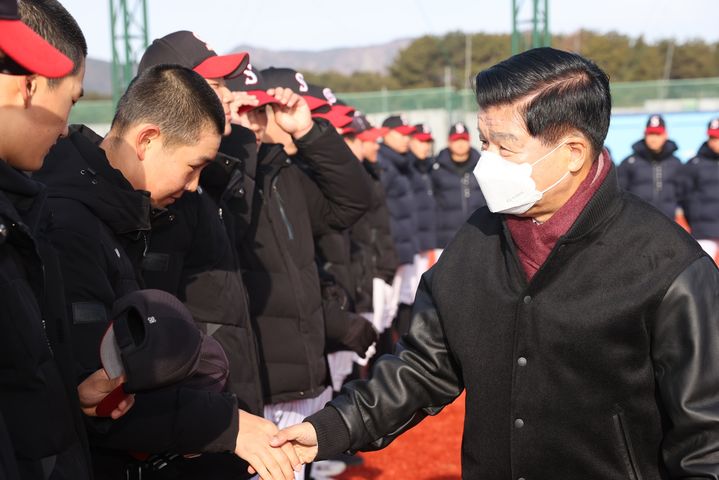 [고성(경남)=뉴시스] 신정철 기자= 경남 고성군은 민선 8기 고성군의 공약사업 이행률이 ‘58%’를 돌파하면서 민선 8기 군민과의 약속을 철저히 이행하고 있다.사진은 이상근 군수가 공약사업이 완료된 동계전지훈련 참가팀 방문·격려 모습이다.(사진=뉴시스DB).2024.01.23. sin@newsis.com *재판매 및 DB 금지