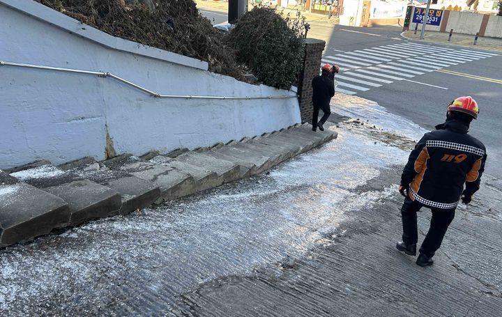 [부산=뉴시스] 23일 부산 사하구 괴정동의 한 내리막길 결빙 구간. (사진=부산소방재난본부 제공) *재판매 및 DB 금지