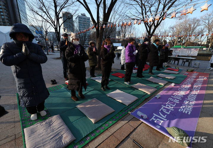 [서울=뉴시스] 김진아 기자 = 10.29이태원참사유가족협의회, 10.29이태원참사시민대책회의가 23일 오전 서울 중구 서울광장에 마련된 합동분향소에서 '이태원 참사 특별법' 공포를 촉구하며 15,900배를 하고 있다. 유가족 측은 이날 자정을 기준으로 만4천 배를 채웠고, 새벽 6시쯤엔 목표를 넘은 만8천 배를 채웠다고 밝혔다. 2024.01.23. bluesoda@newsis.com