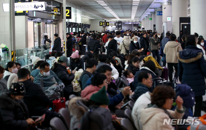 [제주=뉴시스] 우장호 기자 = 올해들어 최강 한파가 찾아온 23일 오전 제주국제공항 3층 대합실에 제주를 떠나려는 이용객들이 몰려 북적이고 있다. 2024.01.23. woo1223@newsis.com