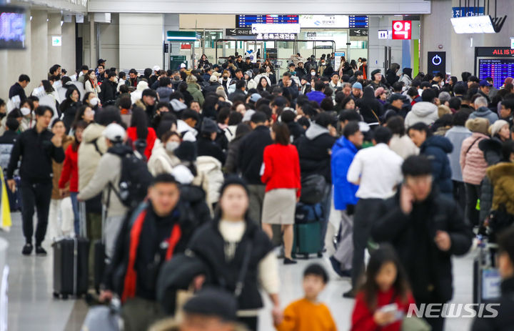 [제주=뉴시스] 우장호 기자 = 올해들어 최강 한파가 찾아온 23일 오전 제주국제공항 3층 대합실에 제주를 떠나려는 이용객들이 몰려 북적이고 있다. 2024.01.23. woo1223@newsis.com