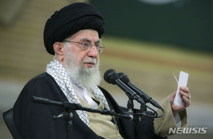 [테헤란=AP/뉴시스] 아야톨라 알리 하메네이 이란 최고지도자가 지난달 23일(현지시각) 이란 테헤란에서 열린 회의에 참석해 발언하고 있다. 2024.02.02.