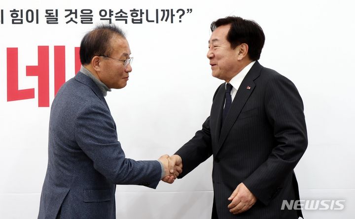 [서울=뉴시스] 조성봉 기자 = 윤재옥 국민의힘 원내대표가 24일 오전 서울 여의도 국회에서 김기문 중소기업중앙회장과 중대재해처벌법 관련 면담을 하기 전 악수를 하고 있다. 2024.01.24. suncho21@newsis.com