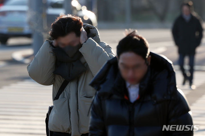 [서울=뉴시스] 조성우 기자 = 한파가 이어지는 24일 오전 서울 영등포구 여의도 인근에서 시민들이 이동하고 있다. 2024.01.24. xconfind@newsis.com